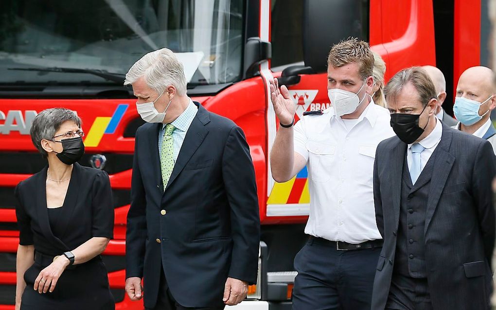 De Belgische koning Filip bezocht zaterdagmiddag de plek van het ongeval. beeld EPA, Julien Warnand