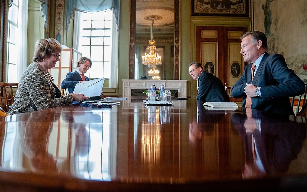 Informateur Hamer ontvangt onder andere directeur van het Centraal Planbureau (CPB), Pieter Hasekamp (r.) voor een gesprek over de gevolgen van de coronacrisis en ideeen en voorstellen die kunnen bijdragen aan de transitie van crisis naar herstel. beeld ANP, Bart Maat