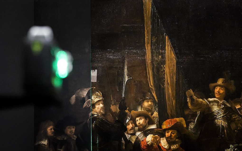 Dankzij een 17e-eeuwse kopie van De Nachtwacht is bekend hoe het volledige schilderij er oorspronkelijk uitzag. Het team van het Rijksmuseum leerde aan ‘kunstmatige neurale netwerken’ de schildertechniek en het kleurgebruik van Rembrandt. De computer kon vervolgens de ontbrekende delen namaken in de stijl van de meester. beeld ANP, Remko de Waal