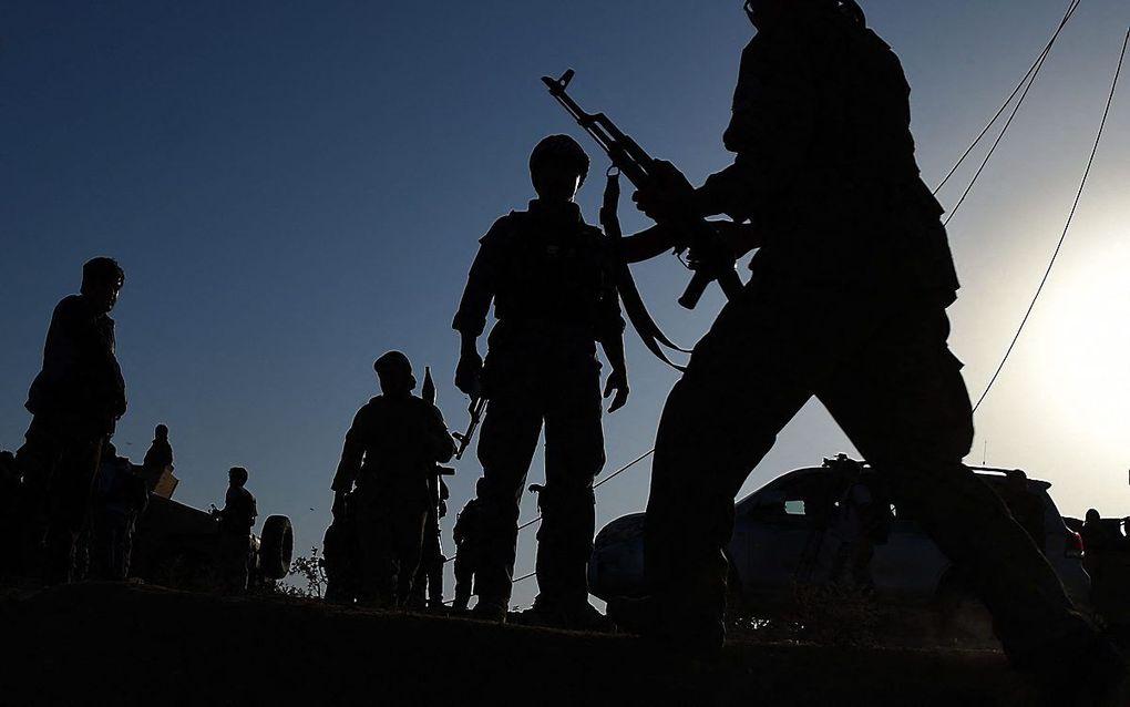 Afghaanse troepen bewaken een luchthaven, tijdens gevechten tussen de taliban en veiligheidsgroepen in Kunduz, 2015. beeld AFP, Wakil Kohsar