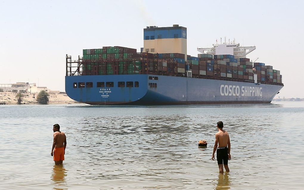 Een containerschip in het Suezkanaal. beeld EPA, Khaled Elfiqi