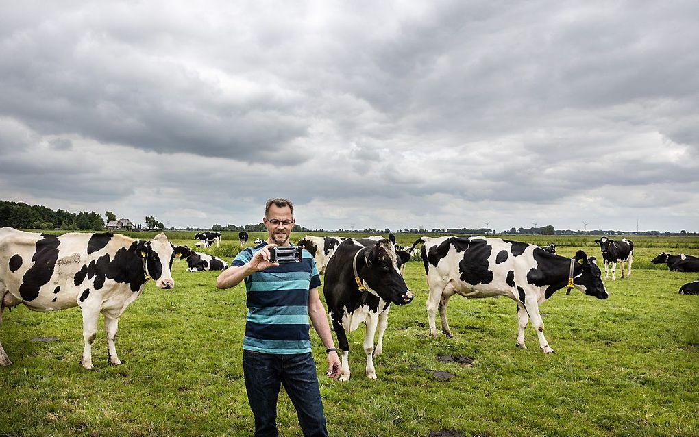 Boer Gerrit (45) uit het Gelderse Oosterwolde schiet beelden voor zijn populaire vlogs. beeld RD, Henk Visscher