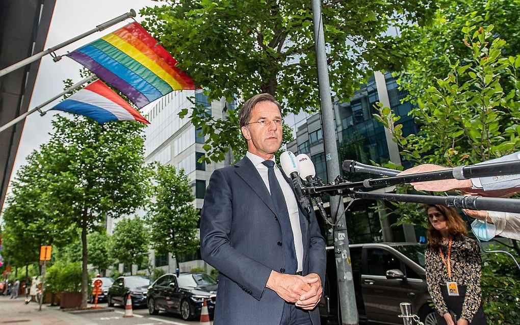 Premier Rutte staat de pers te woord bij het gebouw van de Nederlandse vertegenwoordiging in de EU voor de eerste dag van de Europese top. beeld ANP,  JONAS ROOSENS