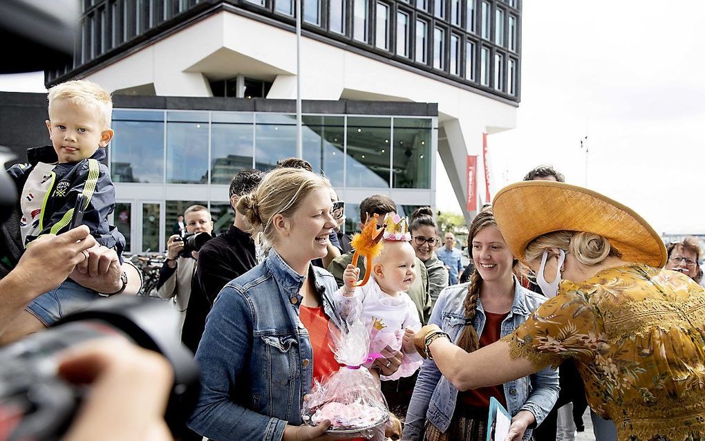 Koningin Máxima neemt de tijd voor het publiek. beeld ANP, Koen van Weel