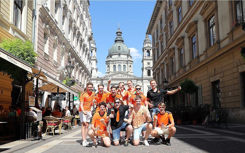 Oranjefans in Boedapest. beeld ANP, PIETER STAM DE JONGE