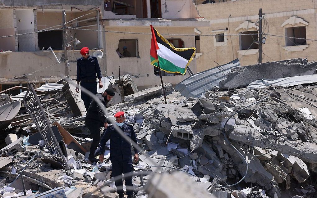 Politie tussen gebombardeerde doelen in Gaza, vorige maand. beeld AFP, Emmanuel DUNAND