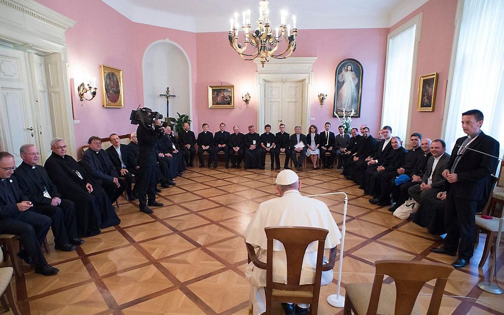 Paus Franciscus spreekt met Poolse jezuïeten tijdens zijn bezoek aan de kerk van Sint Franciscus in Krakau, op 30 juli 2016. beeld AFP