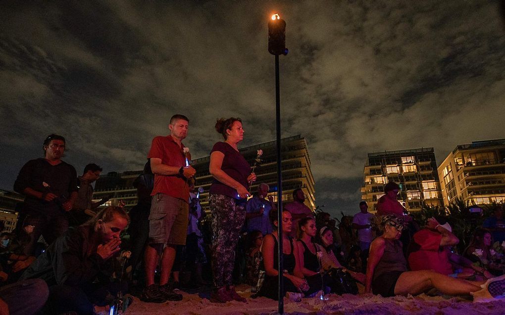 In de buurt van het ingestorte appartementencomplex bij Miami, werd maandagavond een wak gehouden ter nagedachtenis van de slachtoffers. beeld AFP