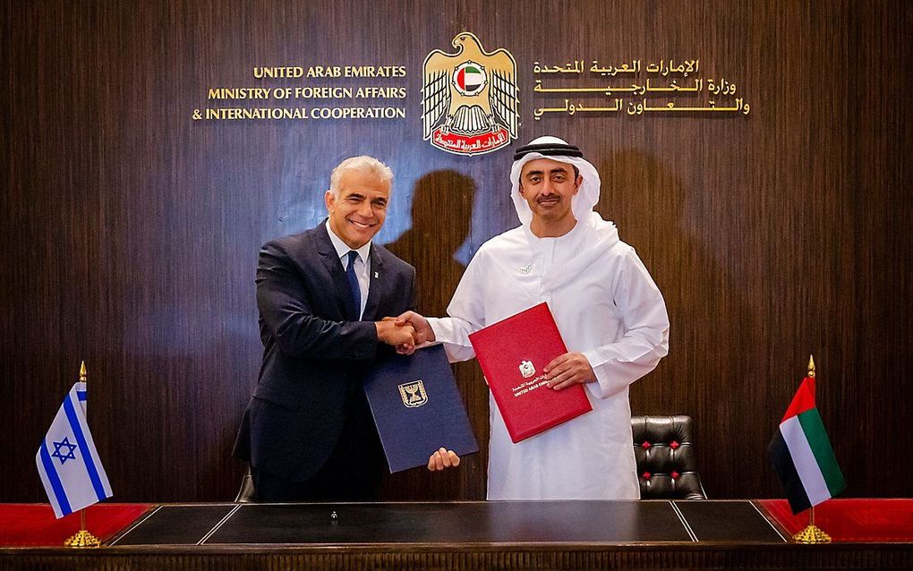 De Israëlische minister Yair Lapid (l) met VAE-minister sjeik Abdullah bin Zayed bin Sultan al-Nahyan (r.), dinsdag in Abu Dhabi. beeld AFP, WAM