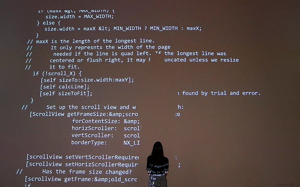 Een gedeelte van de broncode van het wereldwijde web, geprojecteerd op een muur in een ruimte van Sotheby's. beeld AFP, Timothy A. Clary
