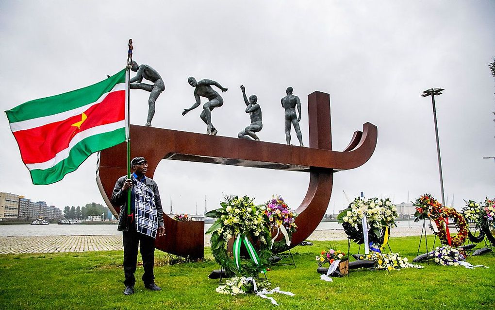 Kransen bij het slavernijmonument aan de Lloydkade in Rotterdam tijdens de herdenking van de afschaffing van de slavernij. beeld ANP, Robin Utrecht