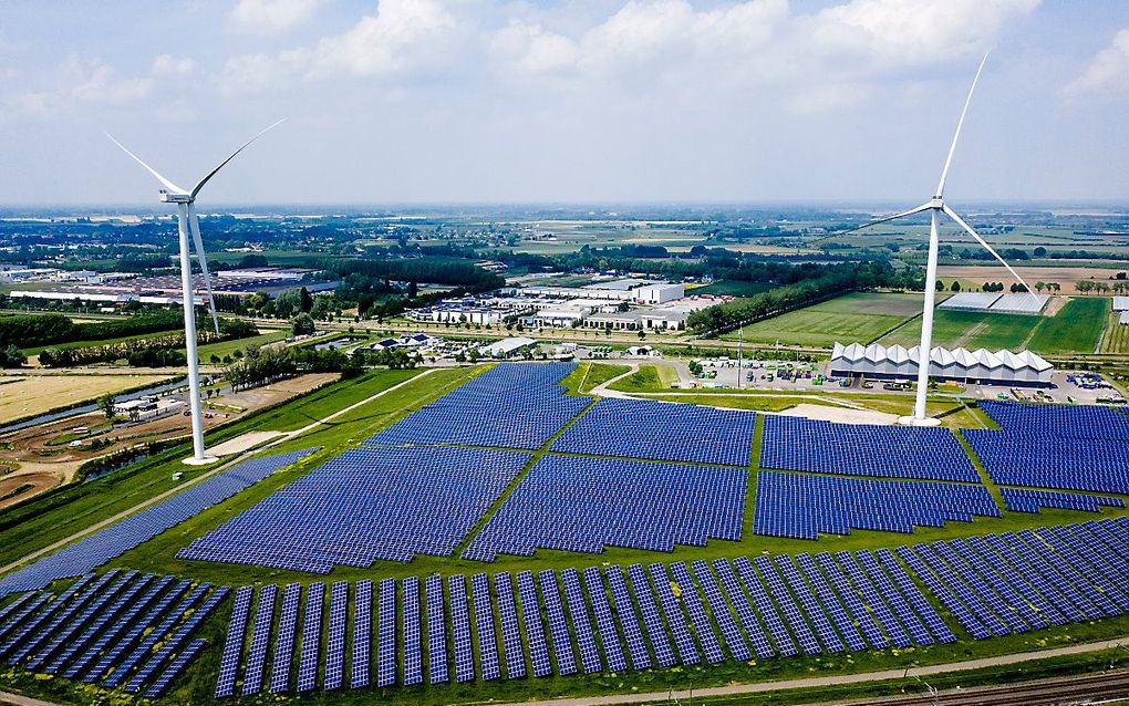 Zonnepanelen en windturbines bij Geldermalsen. beeld ANP, Sem van der Wal