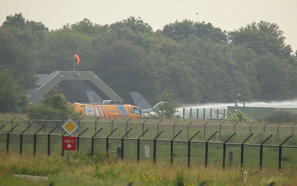 Op vliegbasis Leeuwarden is een Belgisch F-16-vliegtuig een gebouw binnengereden. De piloot maakte gebruik van de schietstoel en raakte daarbij gewond. Ook iemand die in een technische ruimte in het gebouw aan het werk was, raakte gewond. beeld ANP, Kappers Media