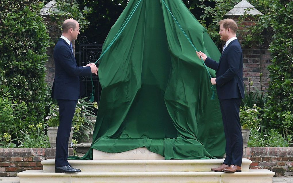 Prins William en prins Harry onthullen het standbeeld van hun moeder, prinses Diana, in de tuin van Kensington Palace. beeld AFP, Dominic Lipinski