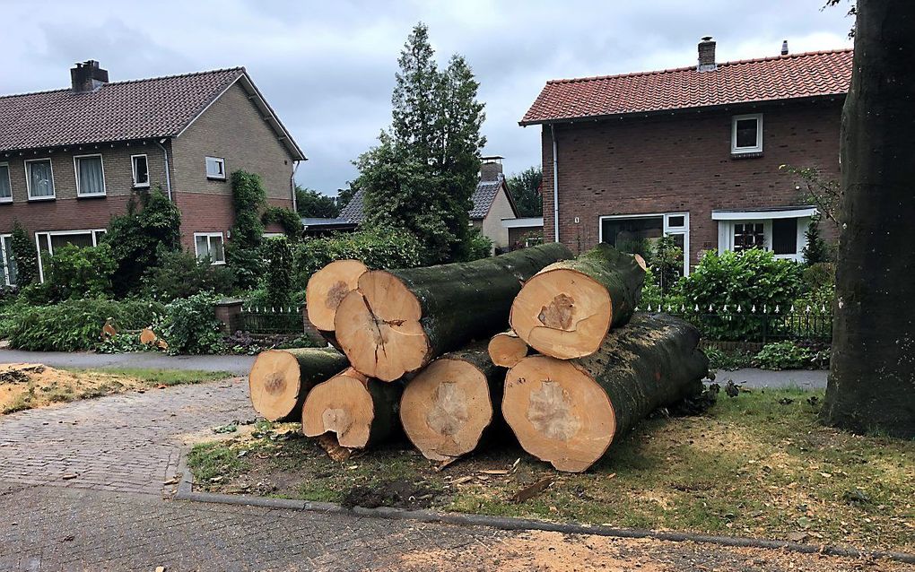 Twee weken na het noodweer zijn in Leersum de sporen daarvan nog te zien. beeld RD