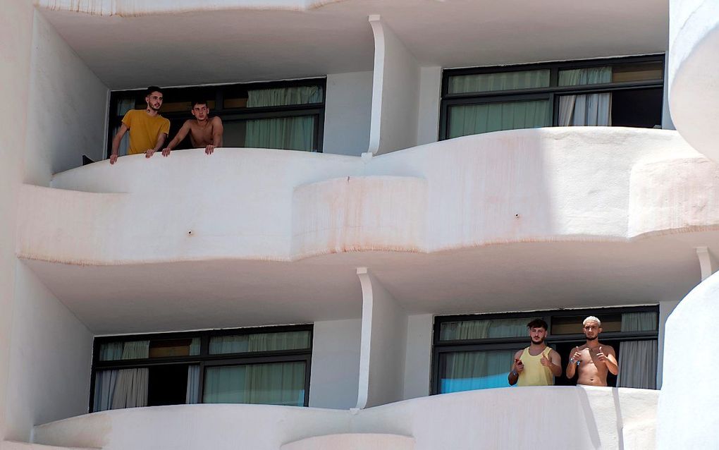 Hotelgasten op het Spaanse eiland Palma de Mallorca zijn in quarantaine na een uitbraak van het coronavirus. beeld EPA, Cati Cladera