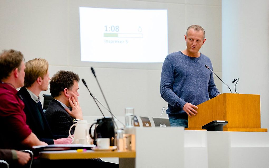 Een inwoner van de gemeente Den Haag spreekt in tijdens een gemeenteraadsvergadering over de huisvesting van statushouders, begin 2016. beeld ANP, Bart Maat