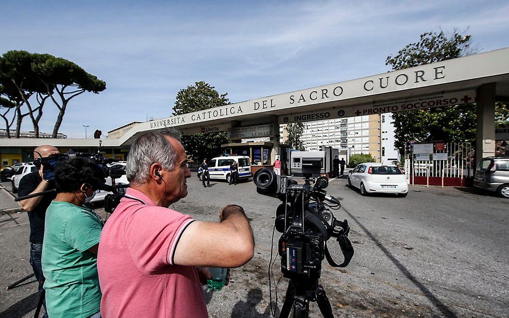 Pers bij het ziekenhuis in Rome waar de paus is geopereerd. beeld EPA, FABIO FRUSTACI