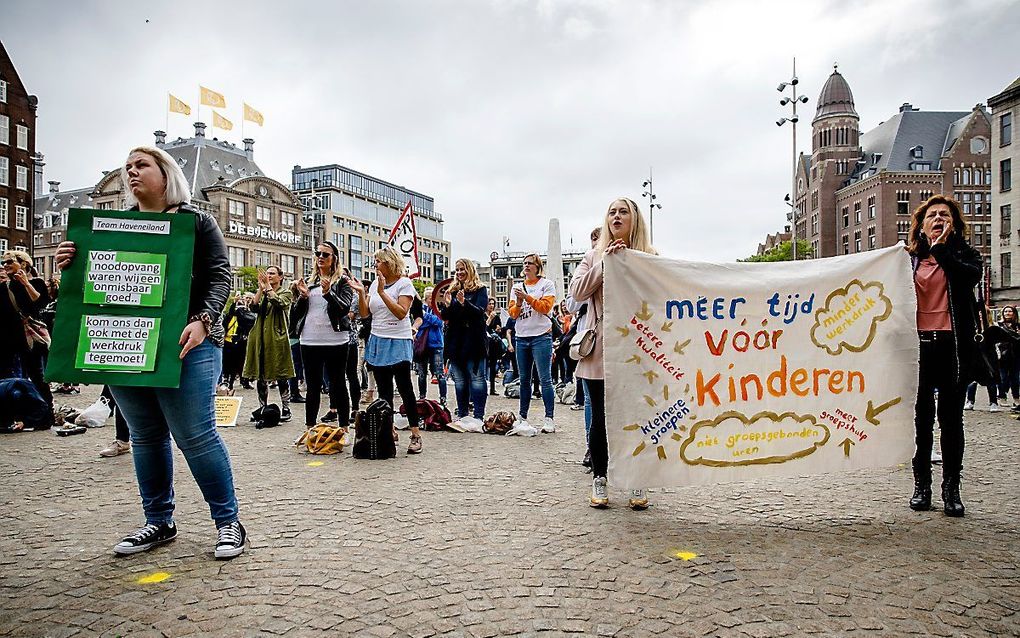 Medewerkers van de kinderopvang tijdens een estafettestaking op de Dam in Amsterdam, op donderdag 1 juli. beeld ANP, Sem van der Wal