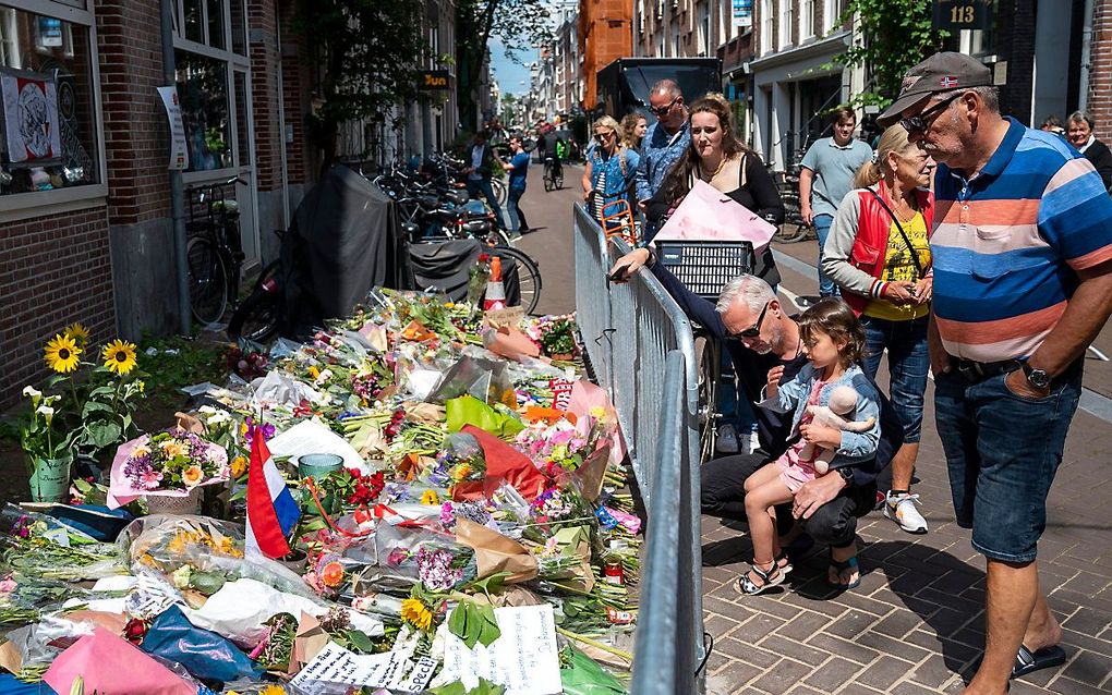 Bloemen, kaarsjes en steunbetuigingen aan Peter R. de Vries in de Lange Leidsedwarsstraat in het centrum van Amsterdam. beeld ANP, EVERT ELZINGA