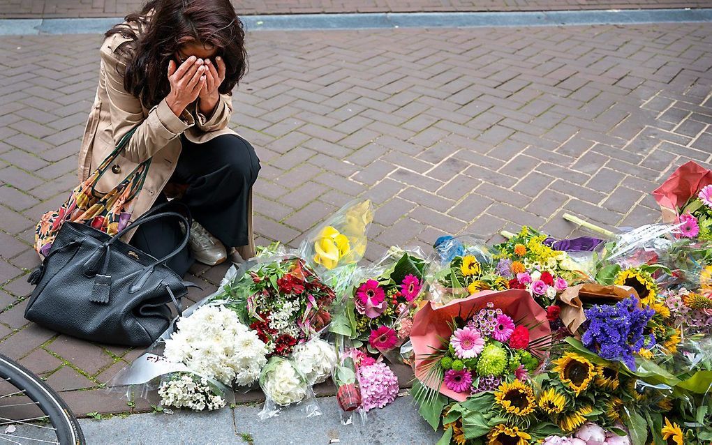 Bloemenzee op de plaats van de aanslag op Peter R. de Vries. beeld ANP, Evert Elzinga