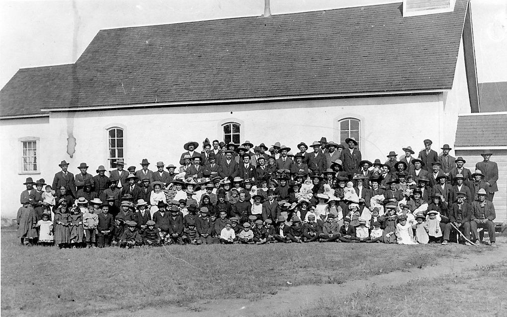 Marieval Mission Church met leerlingen van de Marieval Indian Residential School in Saskatchewan, rond 1910. beeld EPA