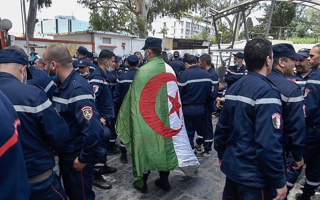 Leden van de Algerijnse burgerwacht tijdens een demonstratie in de hoofdstad Algiers in mei. beeld AFP, Ryad Kramdi