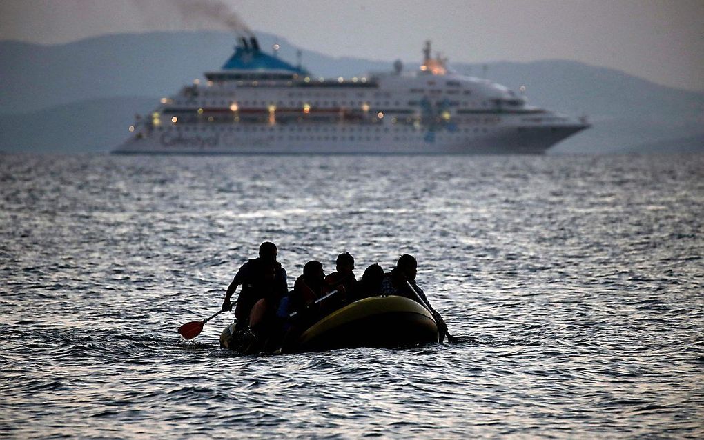 Migranten voor de kust van het Griekse eiland Kos. beeld AFP, Angelos TZORTZINIS