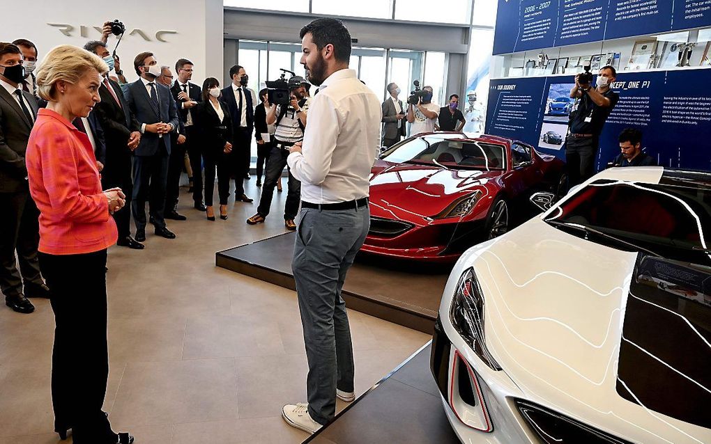 Ursula von der Leyen, voorzitter van de Europese Commissie, bezoekt een producent van elektrische auto's in Zagreb. beeld AFP, Denis Lovrovic