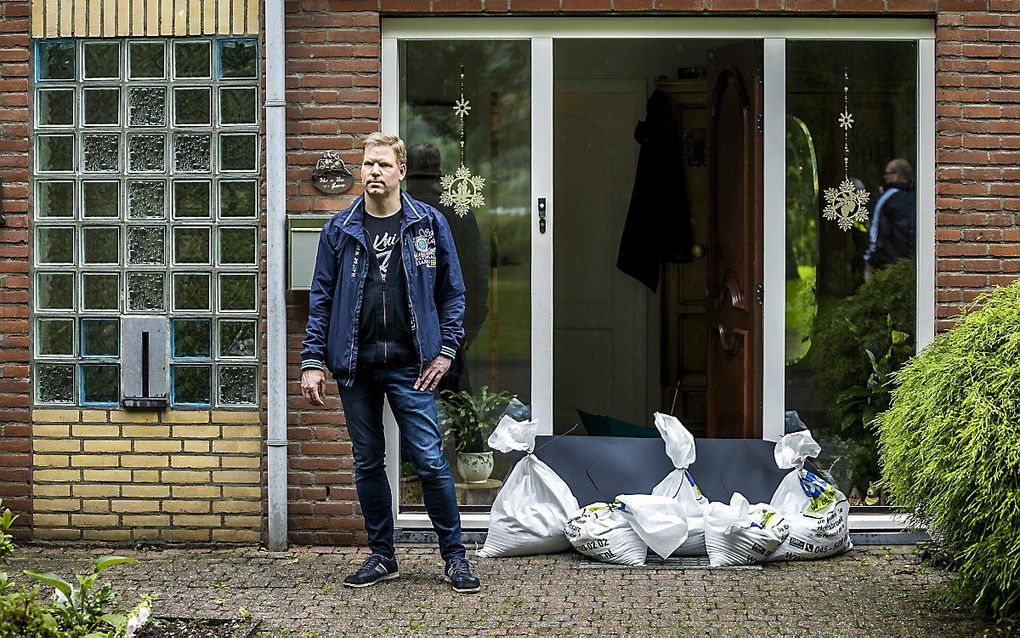 Zandzakken voor een huis in Hoensbroek. beeld ANP, Marcel van Hoorn