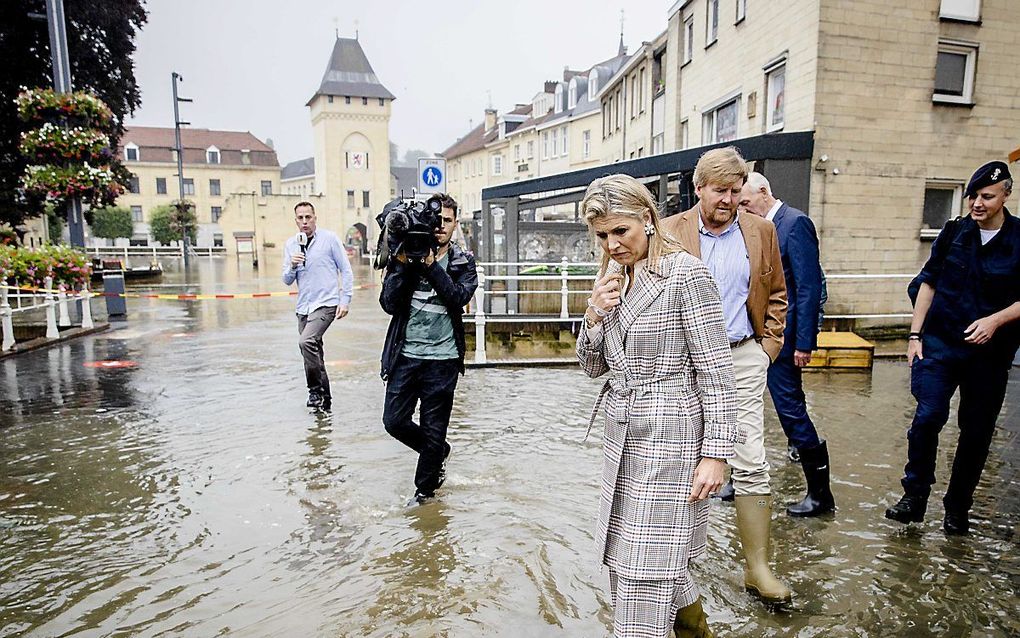 De koning en koningin donderdag in het centrum van Valkenburg. beeld ANP, Sem van der Wal