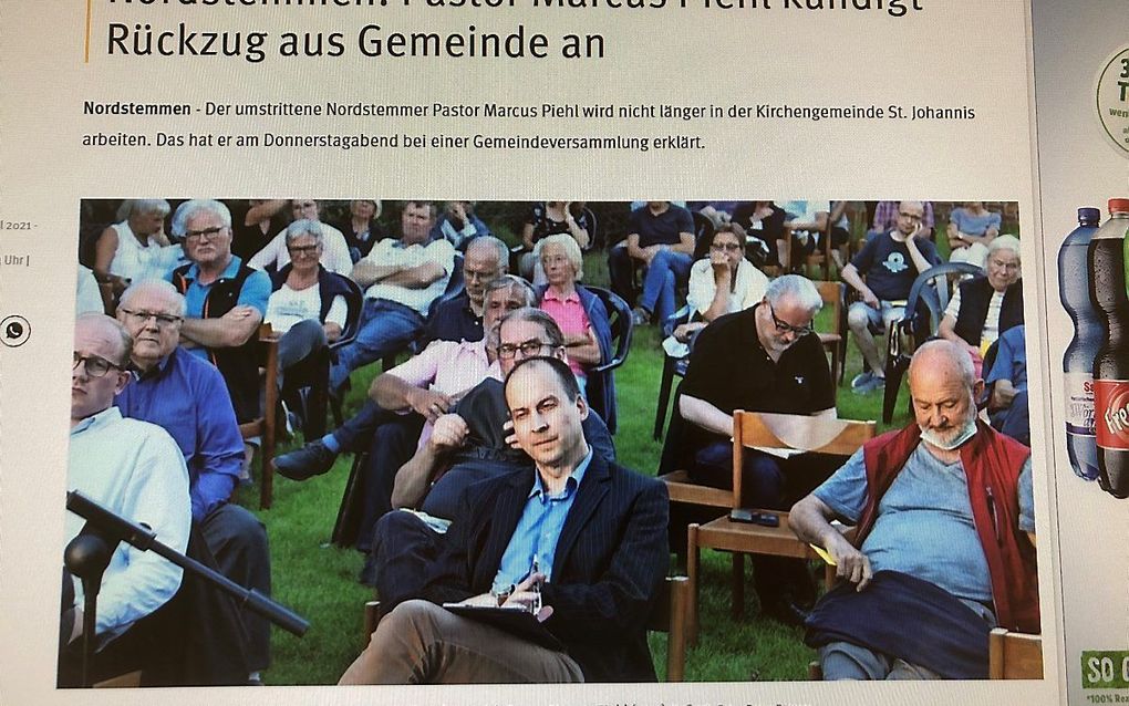 Schermopname van het verslag van de gemeentebijeenkomst donderdag in Nordstemmen, in de Hildesheimer Allgemeine Zeitung. Vooraan, midden: ds. Marcus Piehl. beeld RD