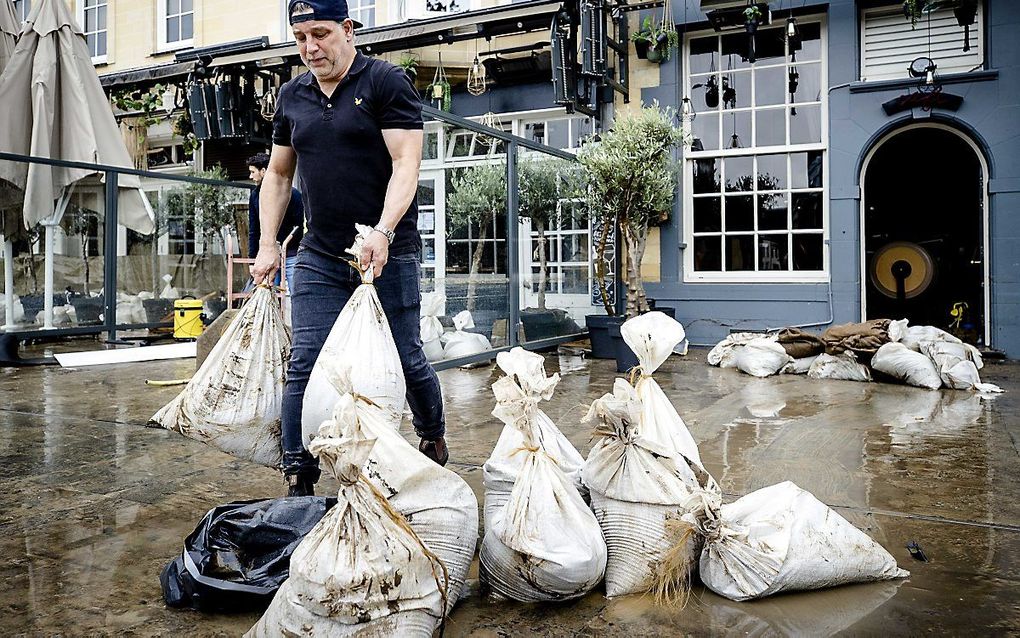 Een horeca-ondernemer is aan het puinruimen, nadat het water in Valkenburg is gezakt. beeld ANP, Sem van der Wal