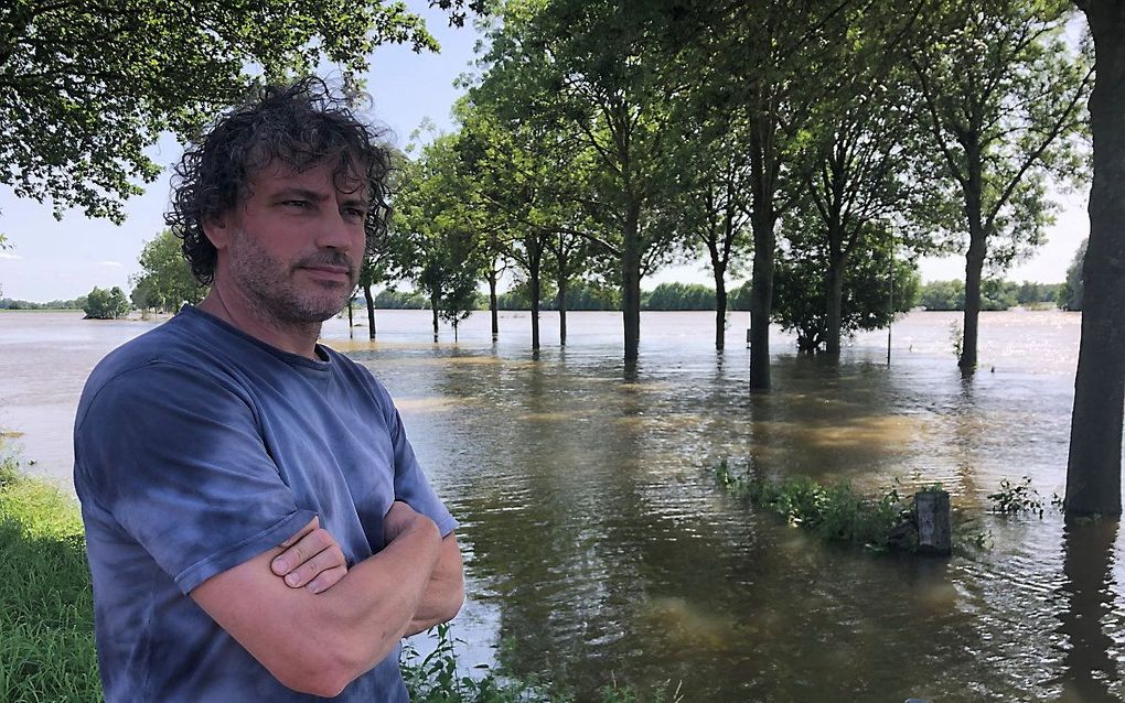 Pieter Maas uit Heukelom bij de overvolle Maas. Beeld RD