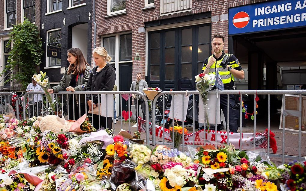 Bloemenzee voor Peter R. de Vries, op de plek waar hij werd neergeschoten in de Lange Leidsedwarsstraat in Amsterdam. De misdaadverslaggever overleed in het ziekenhuis. beeld ANP, Ramon van Flymen