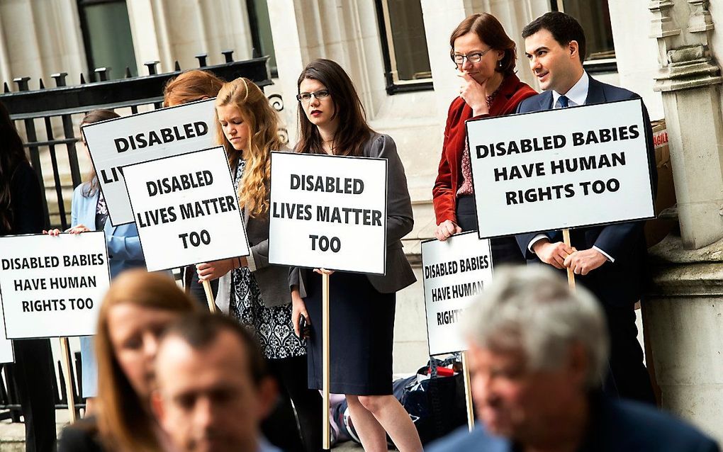 Pro-life demonstranten bij het Hooggerechtshof in Londen. beeld EPA, Will Oliver