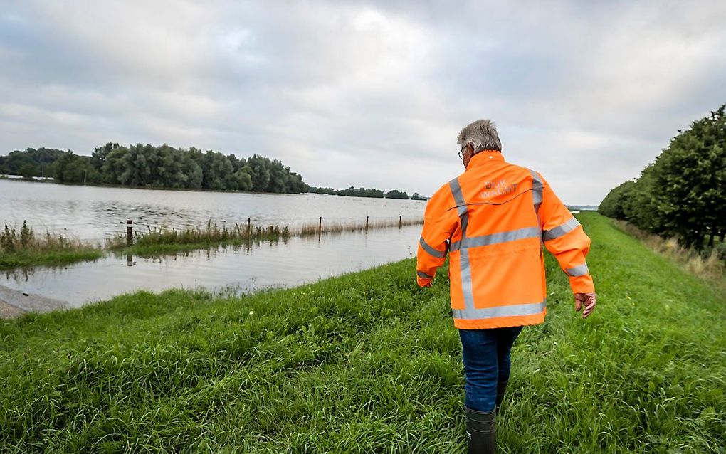 "Volgens onze wetgeving moet iemand die een dreigende of werkelijke dijkdoorbraak signaleert, onmiddellijk alarm slaan." Foto: dijkbewaking langs de Maas. beeld ANP, Remko de Waal