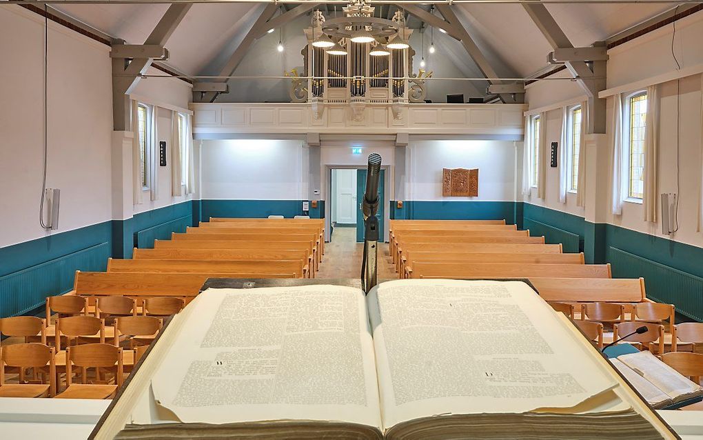 Interieur van de christelijke gereformeerde kerk in Ulrum. beeld Sjaak Verboom