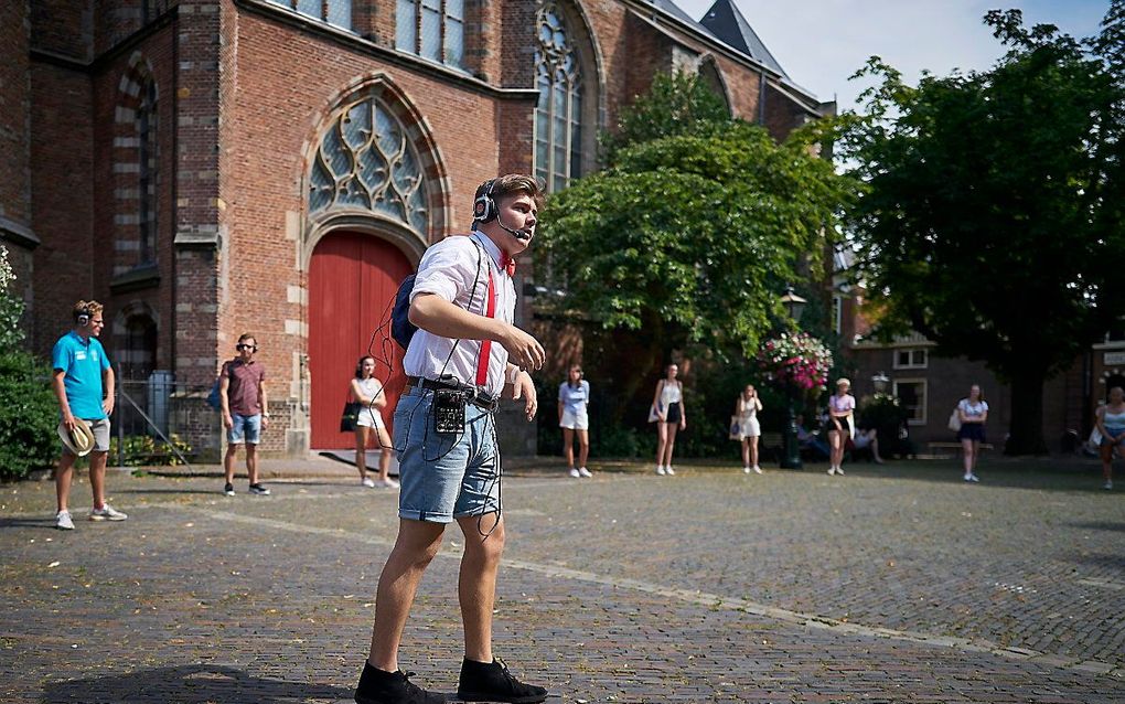 Koepelorganisatie VSNU vindt dat de universiteiten bij het nieuwe collegejaar volledig open moeten gaan. Foto: eerstejaars houden afstand tijdens de introductieweek in 2020. beeld ANP, Phil Nijhuis