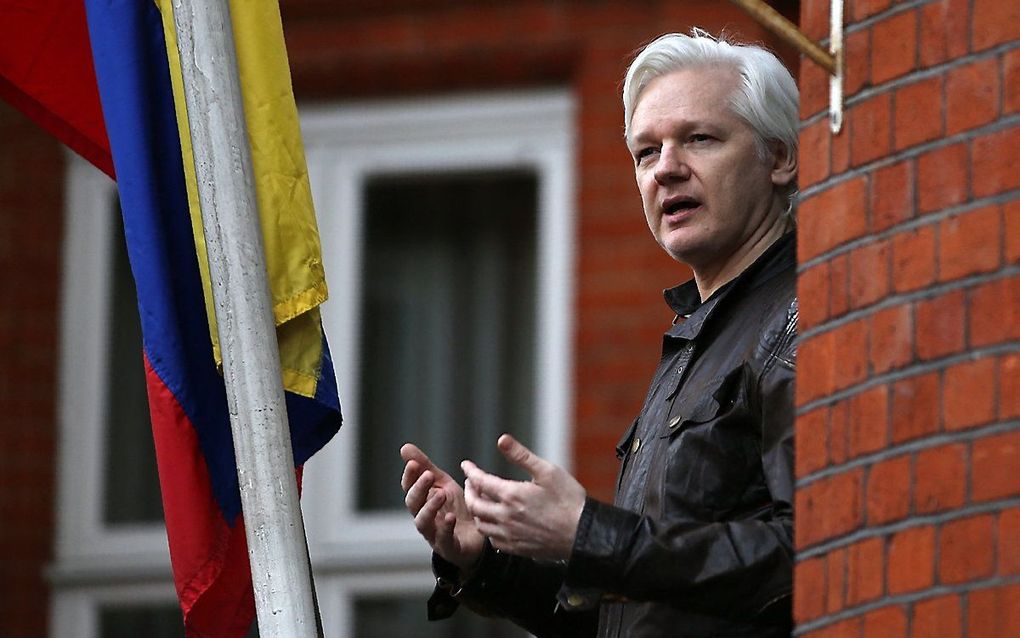 Julian Assange op het balkon van de Ecuadoriaanse ambassade in Londen in 2017. beeld AFP, Daniel Leal-Olivas