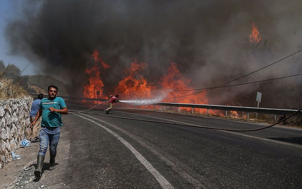 Het vuur wordt bestreden in Marmaris. beeld EPA, ERDEM SAHIN