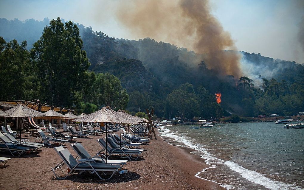 Bosbrand in de buurt van het strand bij Marmaris. beeld AFP, Yasin AKGUL