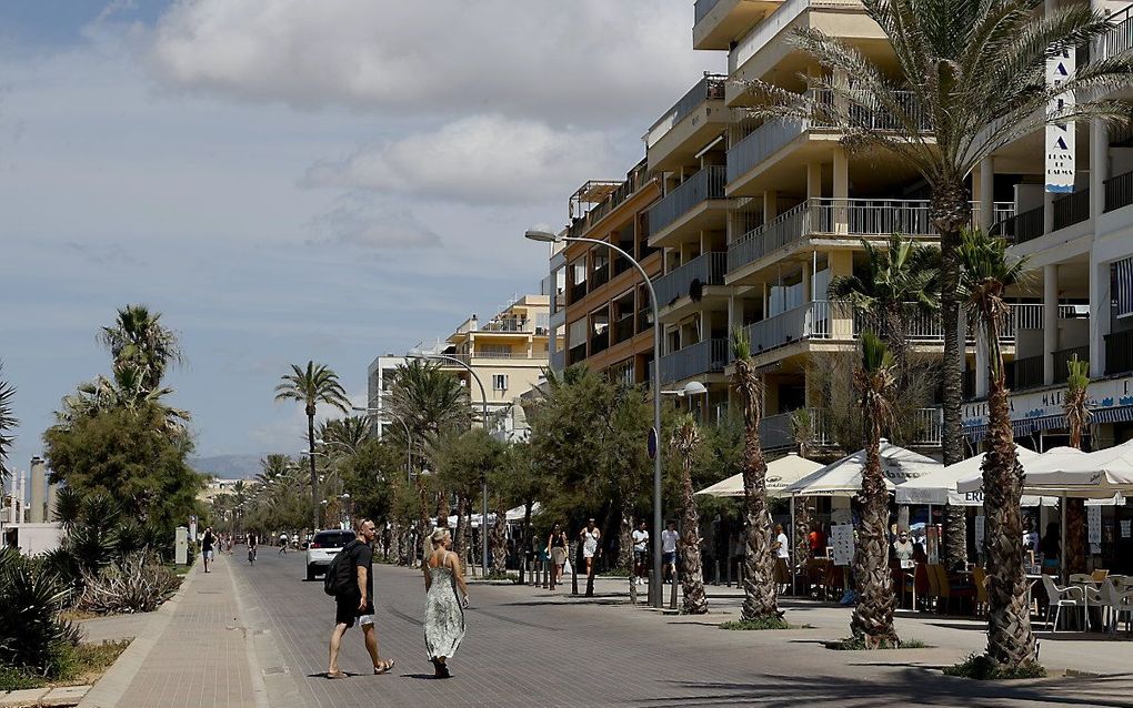 De boulevard in de badplaats El Arenal op Palma de Mallorca. In het uitgaansgebied van de badplaats vond een geweldsincident plaats waarbij een 27-jarige man uit Waddinxveen tegen het hoofd werd geschopt en later overleed. beeld ANP,  BALLESTEROS