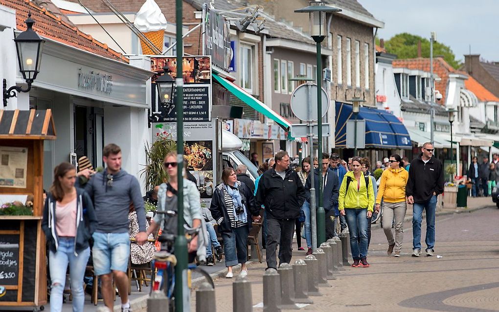 Toeristen in Renesse. Archiefbeeld ANP, JERRY LAMPEN