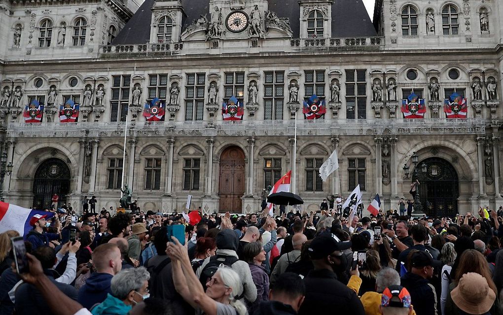 Protest tegen de coronapas in Parijs. beeld AFP, GEOFFROY VAN DER HASSELT