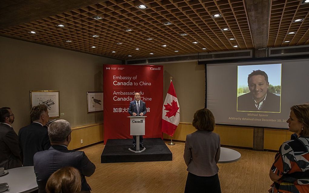 De Canadese ambassadeur in Peking spreekt met diplomaten en persmensen na de veroordeling van Michael Spavor. beeld EPA, Roman Pilipey