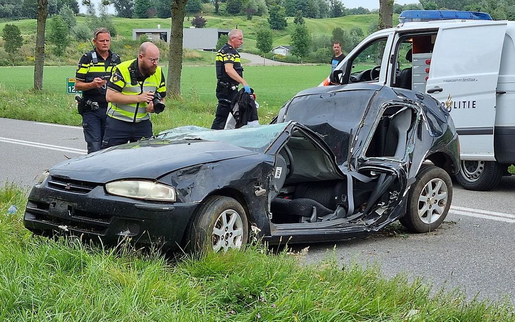 Een auto waarin bij een ongeluk een vrouw is overleden is uit de berm van de N813 getrokken. In de auto waarin het slachtoffer zat, is ook een tweede vrouw aangetroffen. beeld ANP, NEWS UNITED