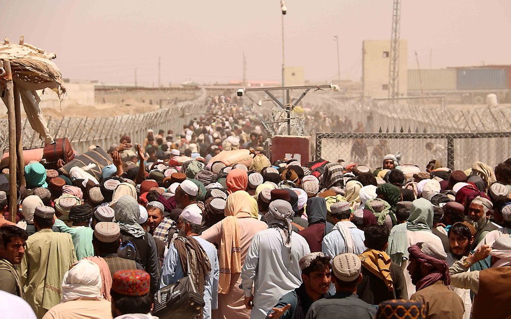 Afghaanse vluchtelingen bij de grens met Pakistan. beeld EPA, AKHTER GULFAM