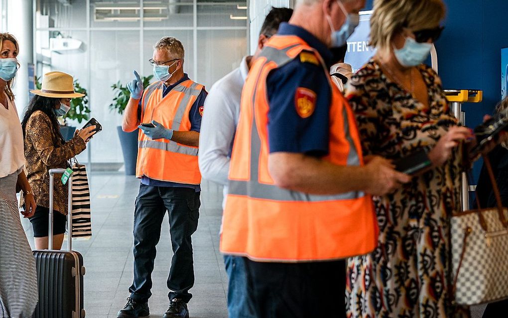 Reizigers die terugkeren van vakantie worden op Eindhoven Airport gecontroleerd op hun coronabewijs. beeld ANP, ROB ENGELAAR