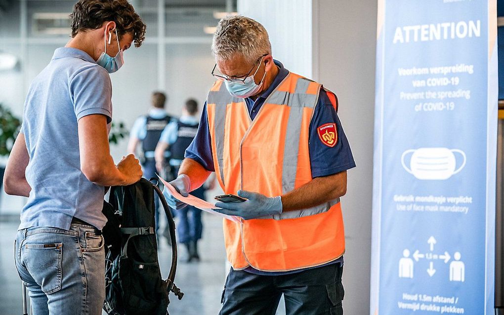 Reizigers die terugkeren van vakantie ondergaan een gezondheidscheck op vliegveld Eindhoven. beeld ANP, Rob Engelaar